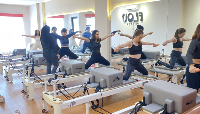 Beberapa peserta tengah latihan di Flou Pilates.&nbsp;