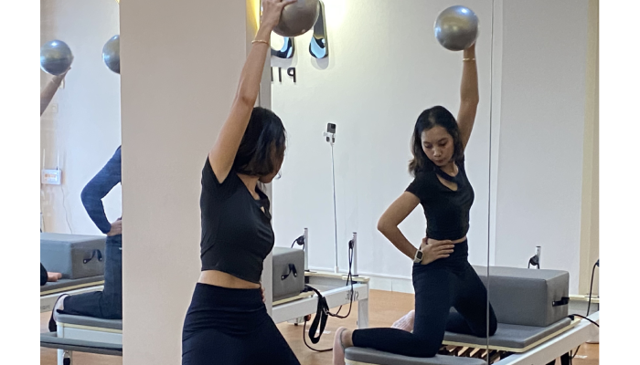 Peserta latihan pilates di di Flou Pilates, Solo.