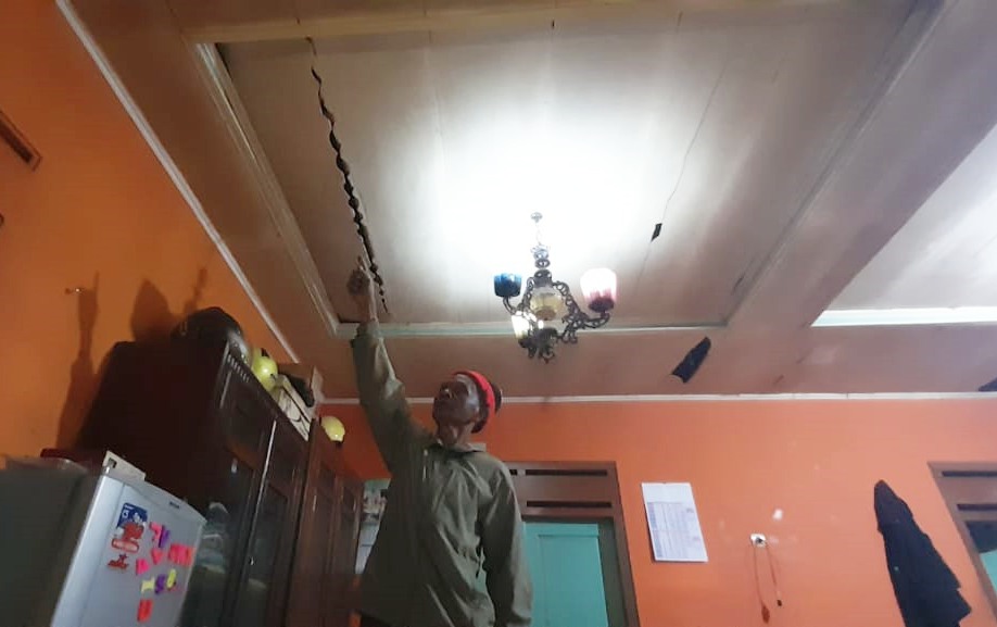 Rumah tetangga ikut terkena dampak ledakan petasan yang terjadi petasan, Tawangmangu, Karanganyar, Selasa (25/3/2025) malam.