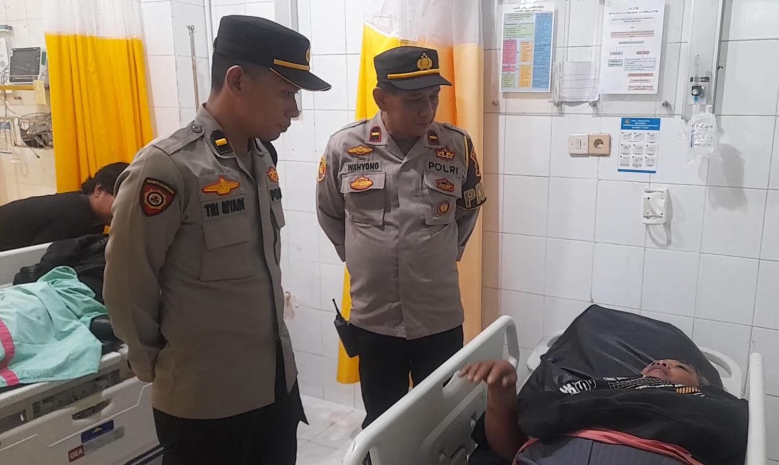 Polisi menjenguk korban ledakan petasan  di Blumbang, Kecamatan Tawangmangu, Karanganyar, Rabu (26/3/2025).
