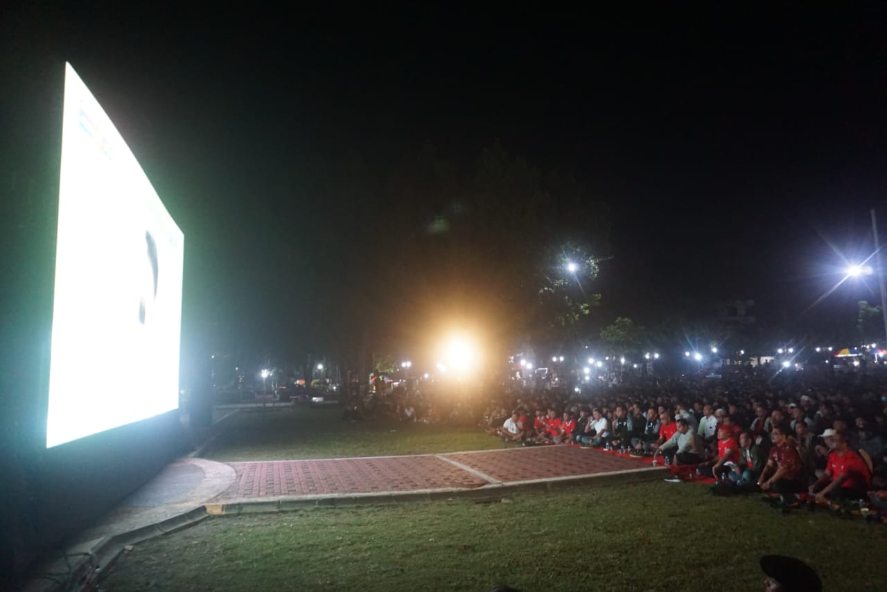 Gelaran nobar pertandingan sepak bola di Alun-alun Klaten bersama Bupati dan Wakil Bupati Klaten, Selasa (25/3/2025).