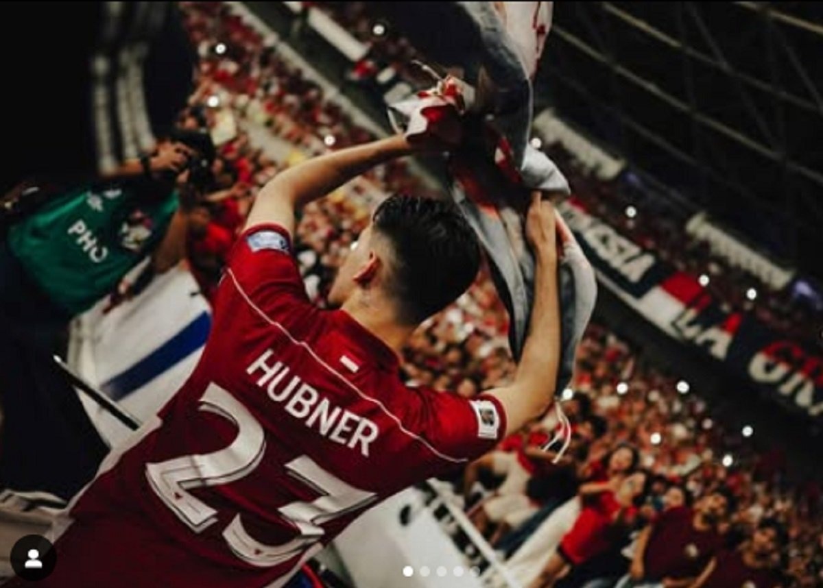 Bek Timnas Indonesia Justin Hubner berinteraksi dengan para suporter.