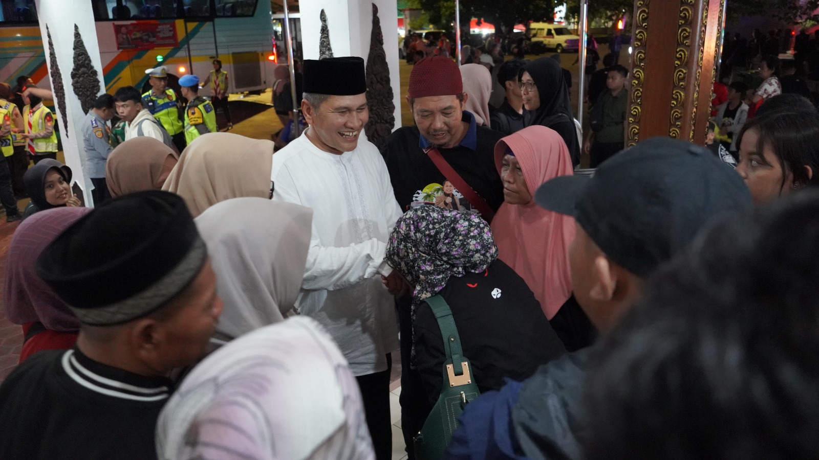 Bupati Wonogiri Setyo Sukarno dan forkompimda menyambut peserta mudik gratis di pendapa Rumah Dinas Bupati Wonogiri Rabu (26/3/2025) malam.