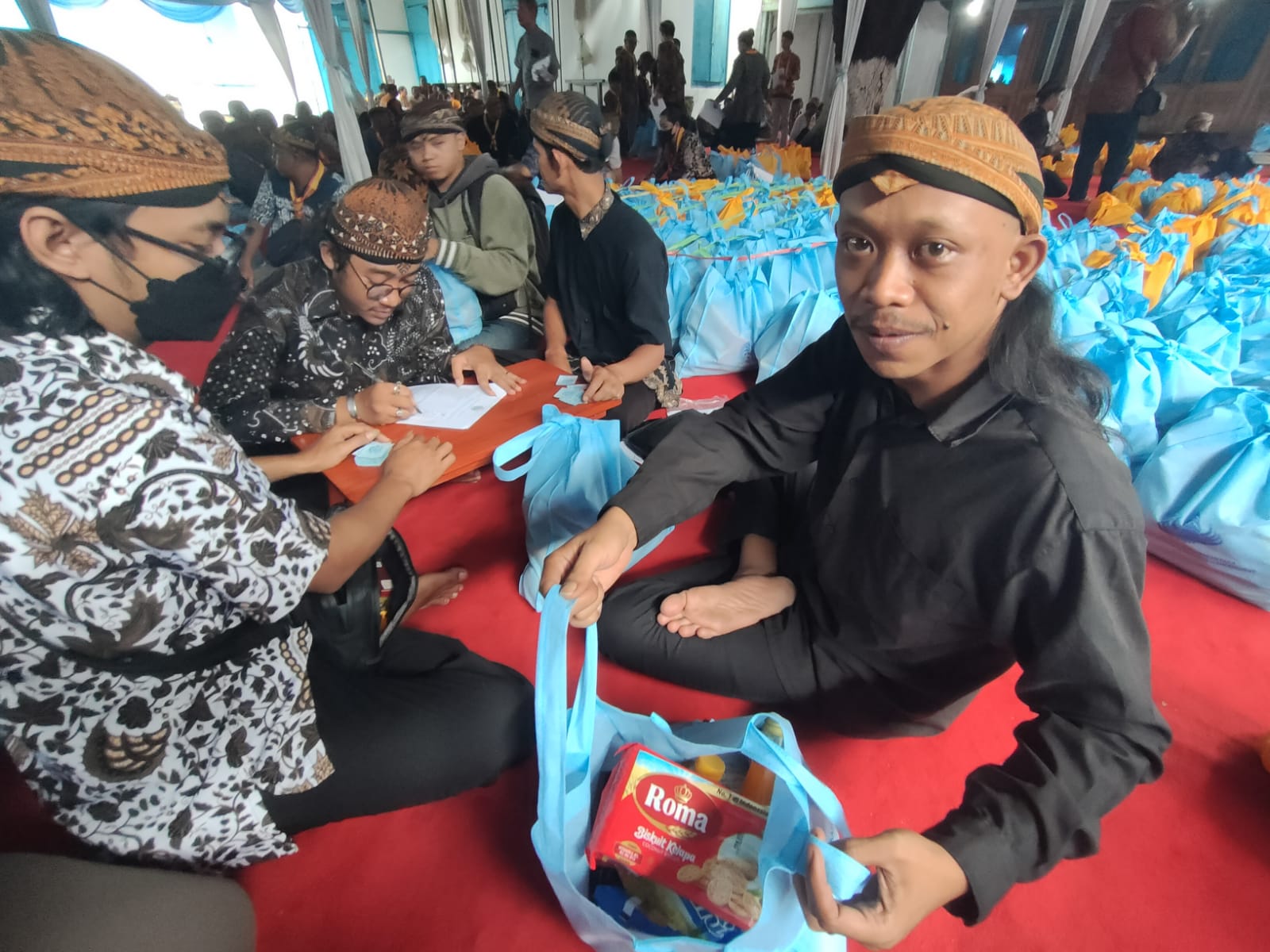 Sebanyak 500 abdi dalem Keraton Kasunanan Surakarta menerima gaji dan fitrah dari PB XIII, Kamis (27/3/2025).