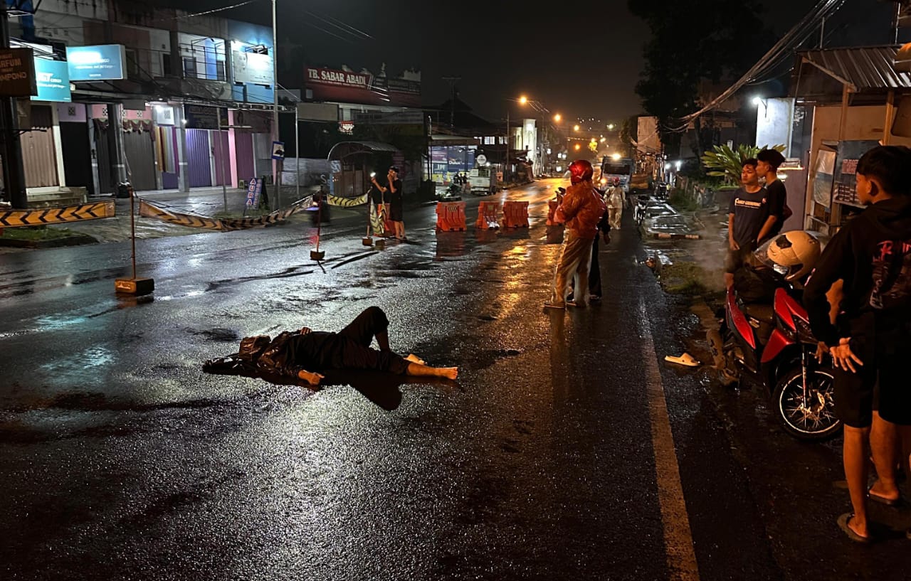 Andika, warga Slogohimo, Wonogiri tergeletak setelah menabrak water barrier di Simpang Empat Pokoh, Kecamatan Wonogiri Kota, Kamis (27/3/2025) dini hari.