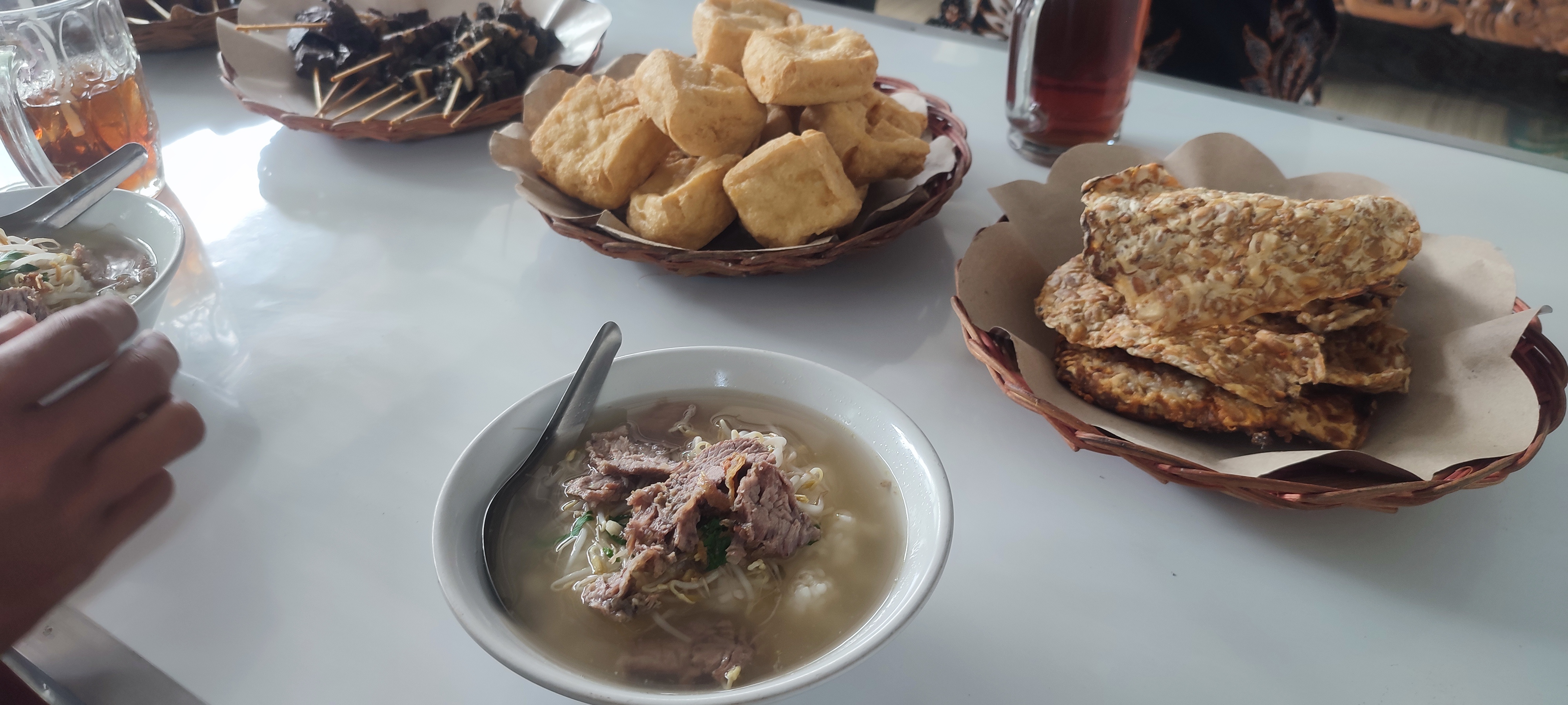 Penyajian soto Sragen biasanya dalam mangkuk kecil. Namun potongan daging sapi yang disajikan cukup tebal dan melimpah.