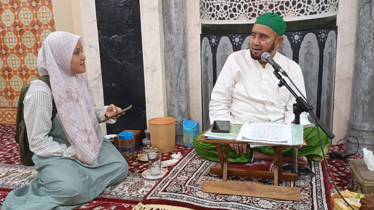 PANUTAN: Jawa Pos Radar Solo mewawancarai Habib Syech saat memberi kajian tentang ilmu-ilmu Islami yang penuh makna.