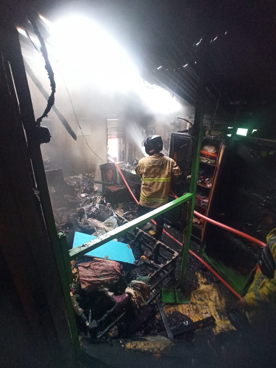 Tim Damkar Wonogiri memadamkan api yang membara di rumah milik Rustopo, warga Dusun Bulusari RT 01 RW 05, Desa Bulusulur, Kecamatan Wonogiri Kota, Kamis (27/3/2025) pagi.