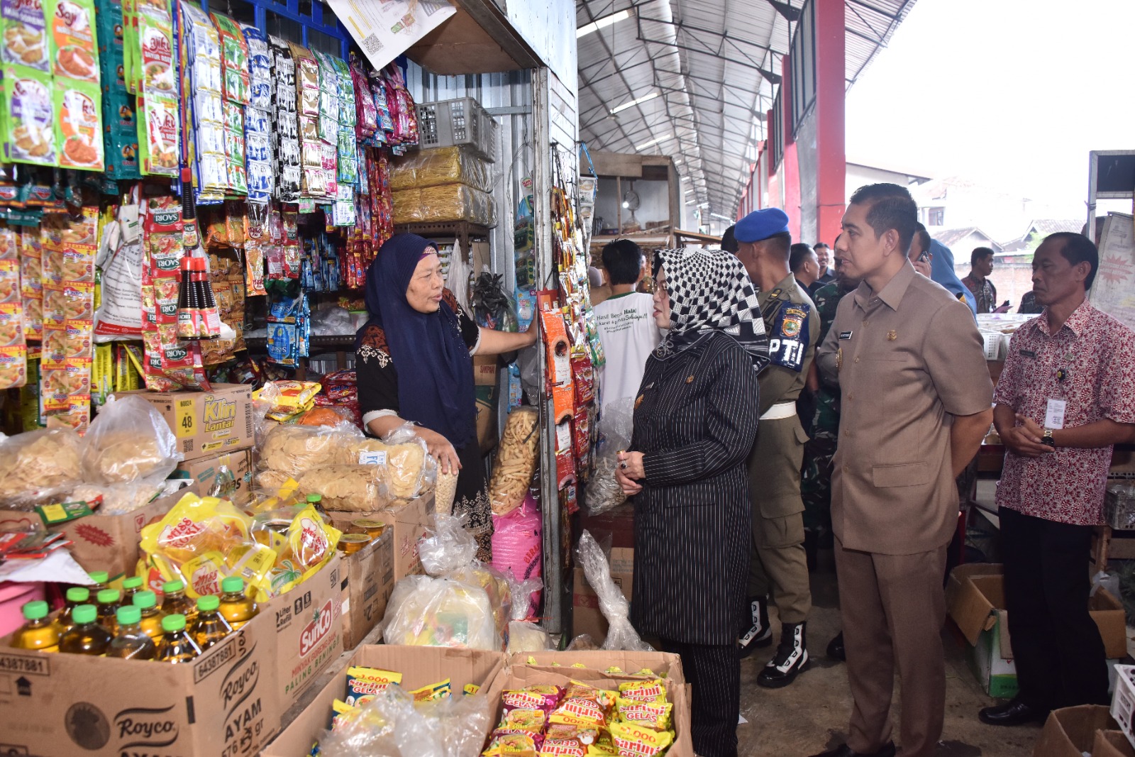Bupati Sukoharjo Etik Suryani beserta jajarannya memantau harga di sejumlah pasar, Kamis (27/3/2025).