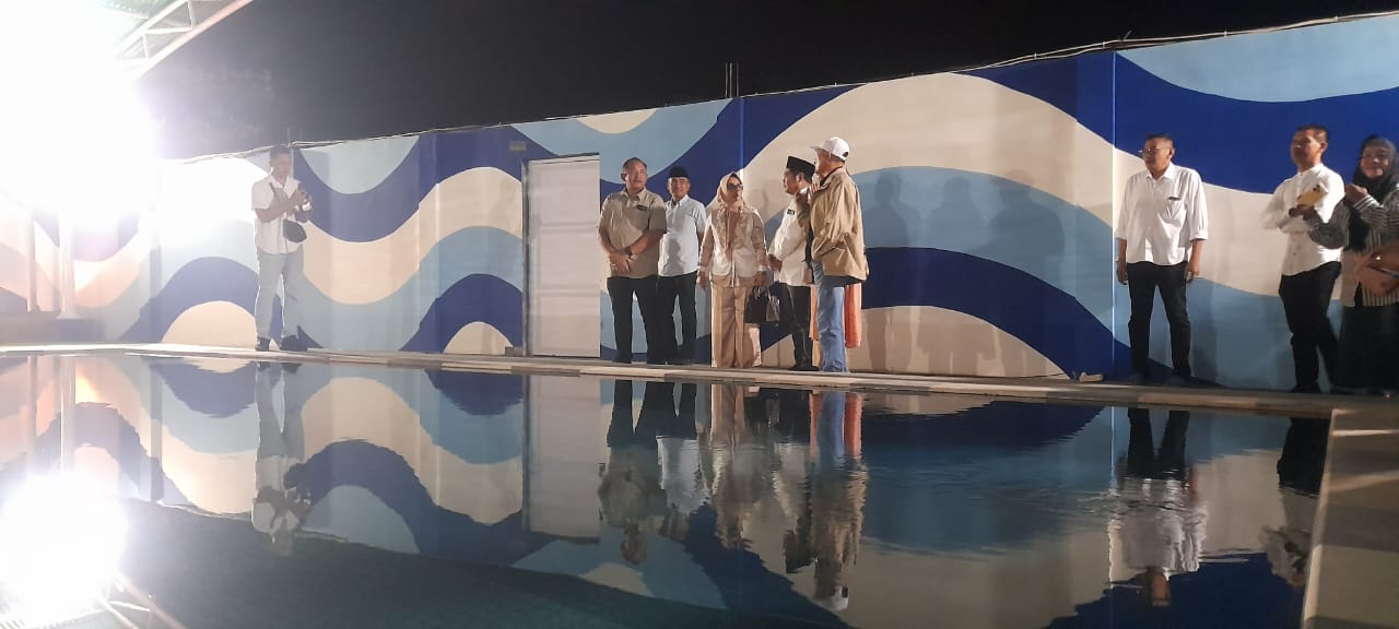 Bupati Karanganyar Rober Christanto meninjau Srikandi Swimming Pool yang ada kompleks Kolam Renang Intanpari, Rabu (26/3/2025).