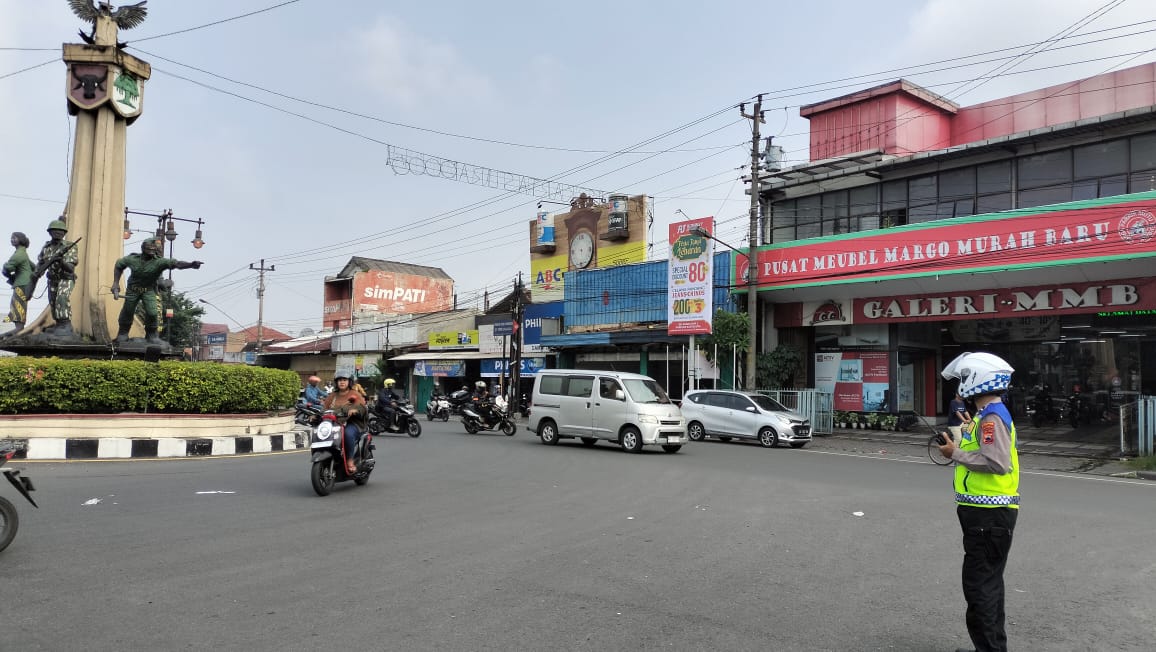 Petugas Kepolisian Polres Sukoharjo memantau lalu lintas di Tugu Kartasura, Kamis (27/3/2025).