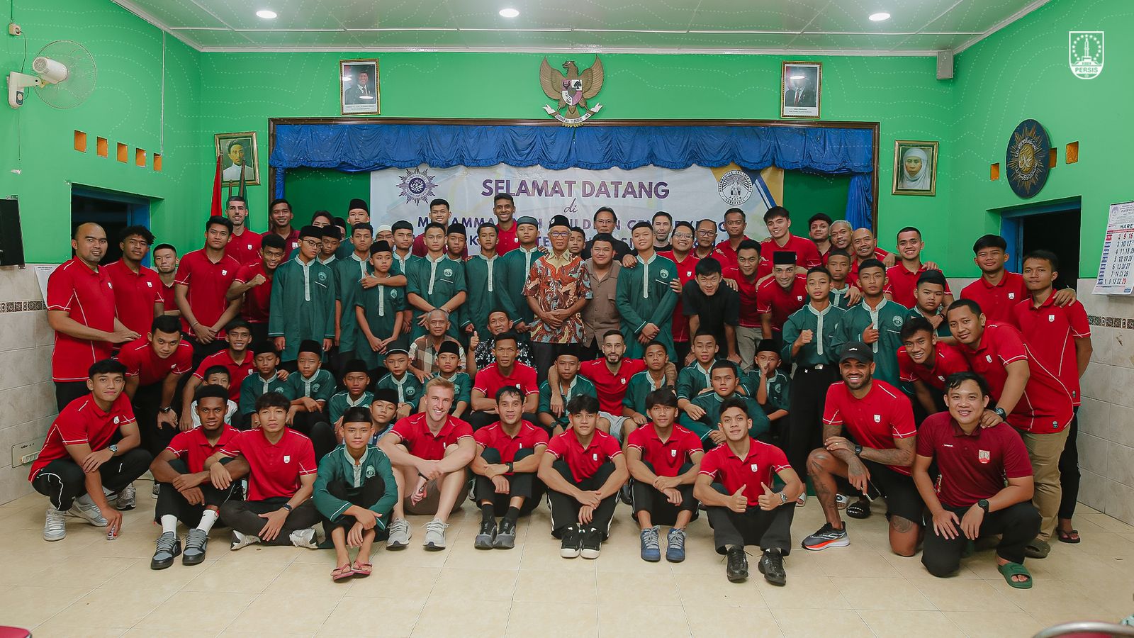 BERSINERGI: Persis Solo Berfoto bersama anak-anak Panti Asuhan Keluarga Yatim Muhammadiyah (PAKYM) Surakarta.