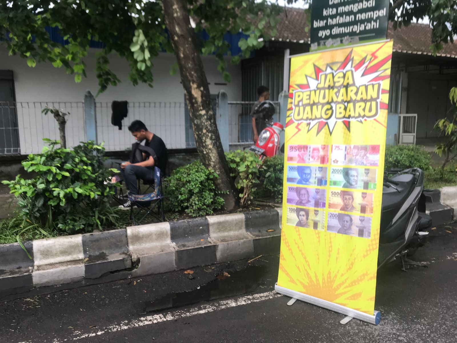 Lapak jasa tukar uang baru menjamur di Jalan Raya Boyolali&ndash;Semarang, tepatnya di wilayah Kelurahan Banaran, Boyolali.