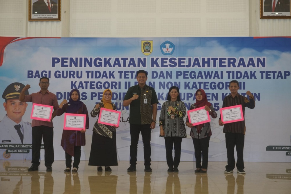 Bupati Klaten Hamenang Wajar Ismoyo (tengah) di sela penyerahan insentif peningkatan kesejahteraan kepada GTT dan PTT di Grha Bung Karno, Kamis (27/3/2025).