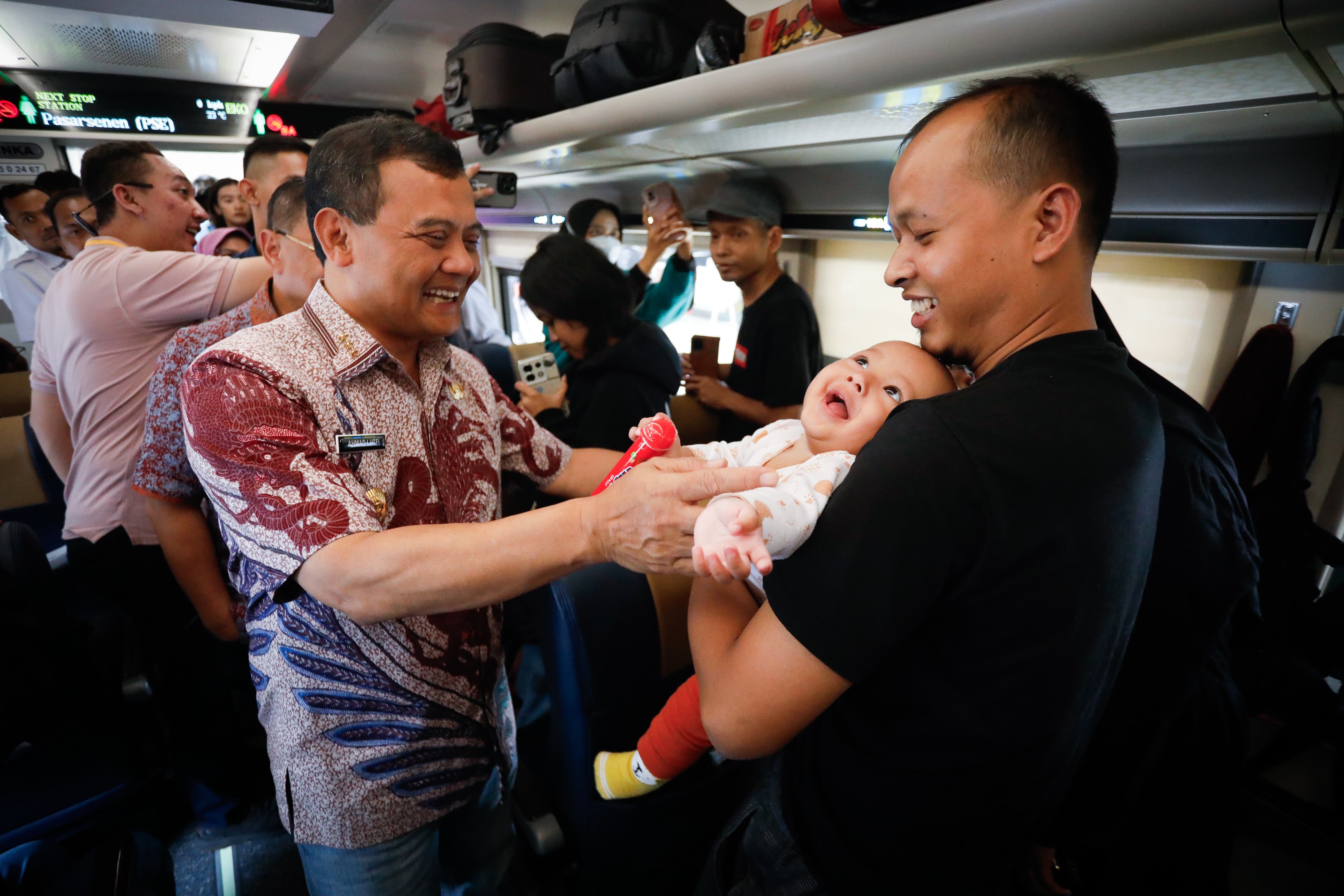 Gubernur Ahmad Luthfi di sela melepas ribuan pemudik asal Jawa Tengah yang diberangkatkan dari Stasiun Pasar Senen, Jakarta, Kamis (27/3/2025).