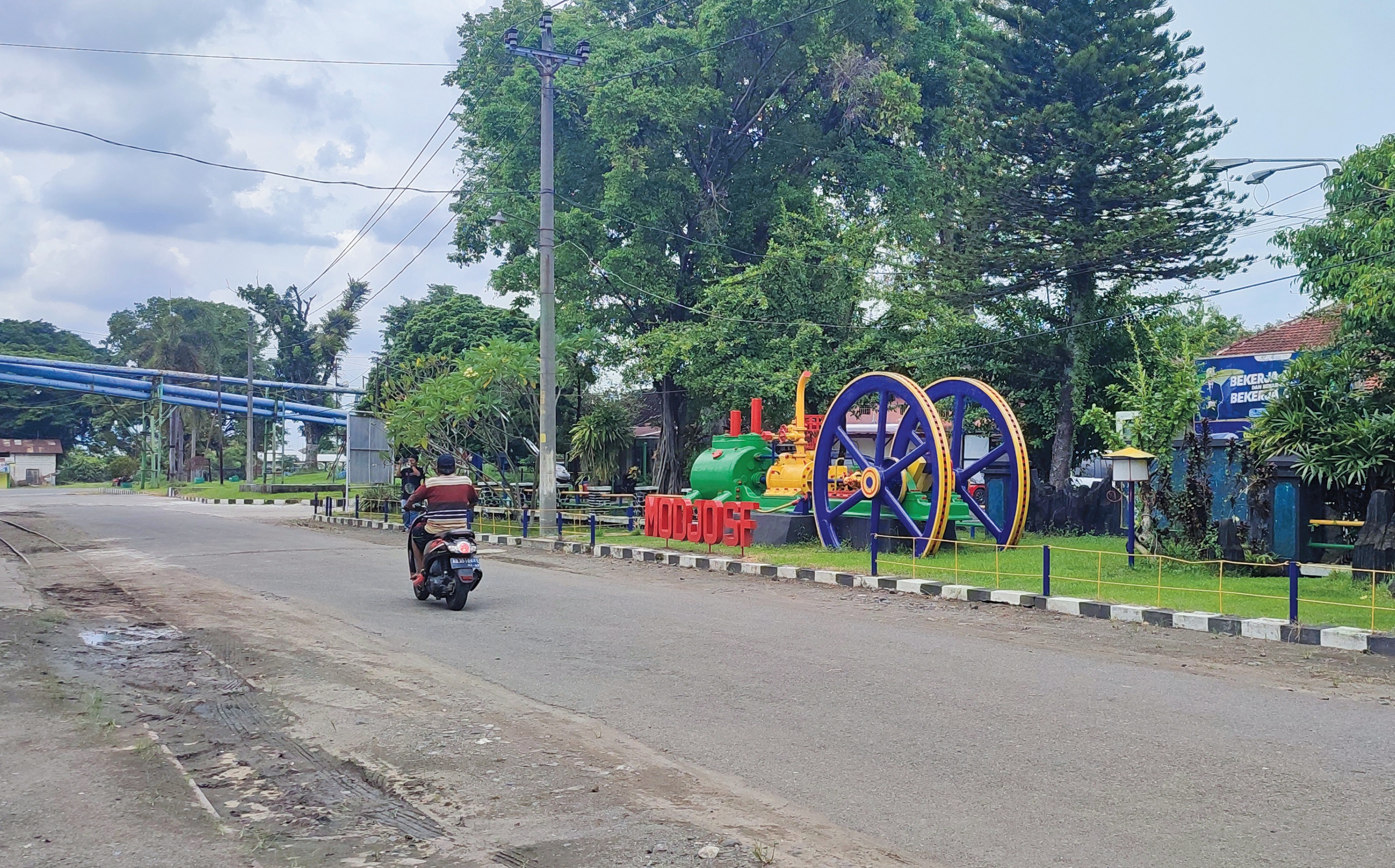 MESIN KUNO: Pengendara melintasi di salah satu sudut bagian dari bangunan Pabrik Gula Mojo.
