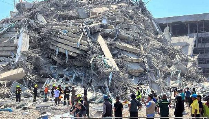 Gadung bertingkat yang runtuh di Bangkok, Thailand, akibat gempa bumi di Myanmar yang dirasakan hingga Thailand, Jumat (28/3/2025).