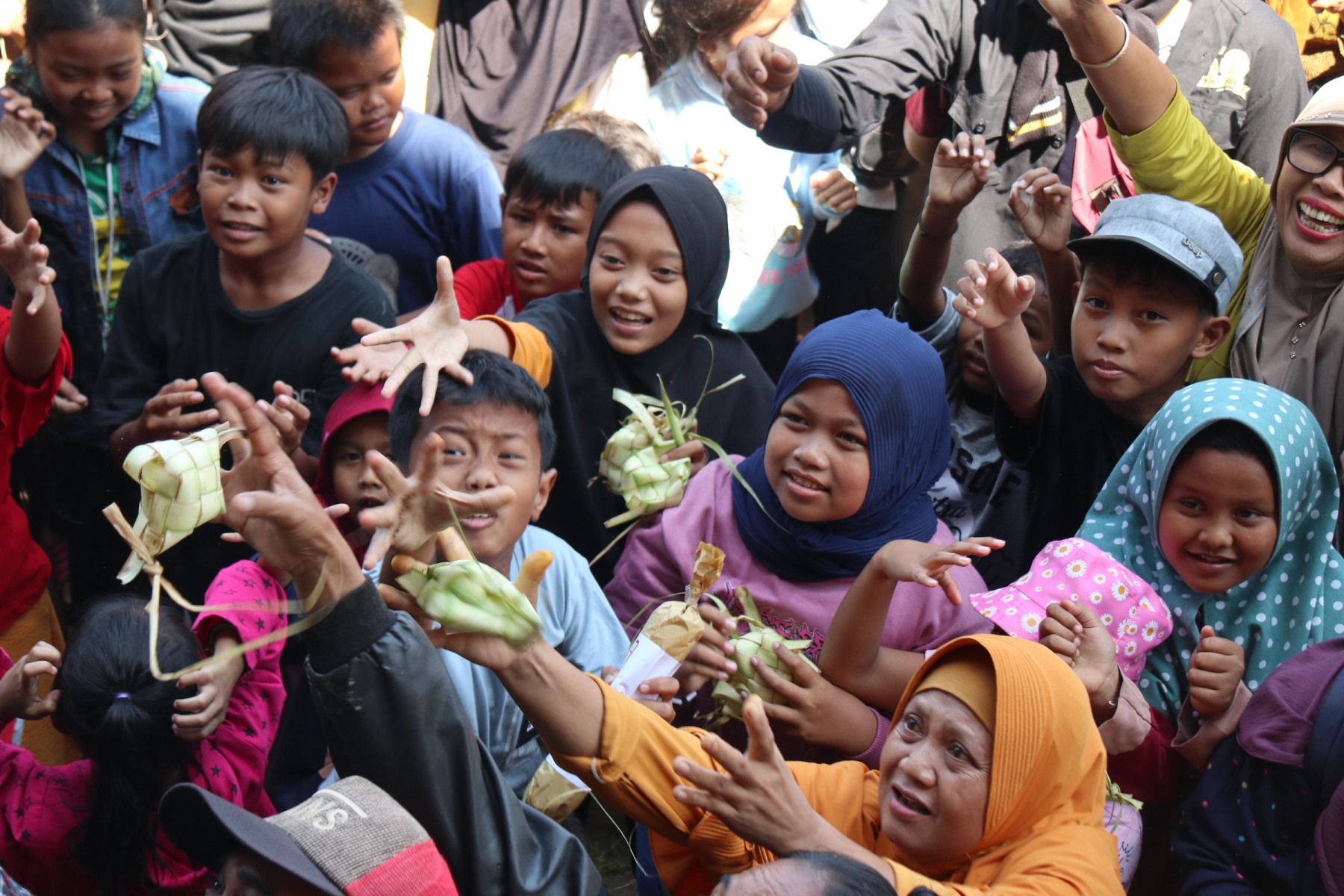 MERIAH: Pengunjung Objek Wisata Waduk Gajah Mungkur berebut ketupat saat Lebaran, tahun lalu.