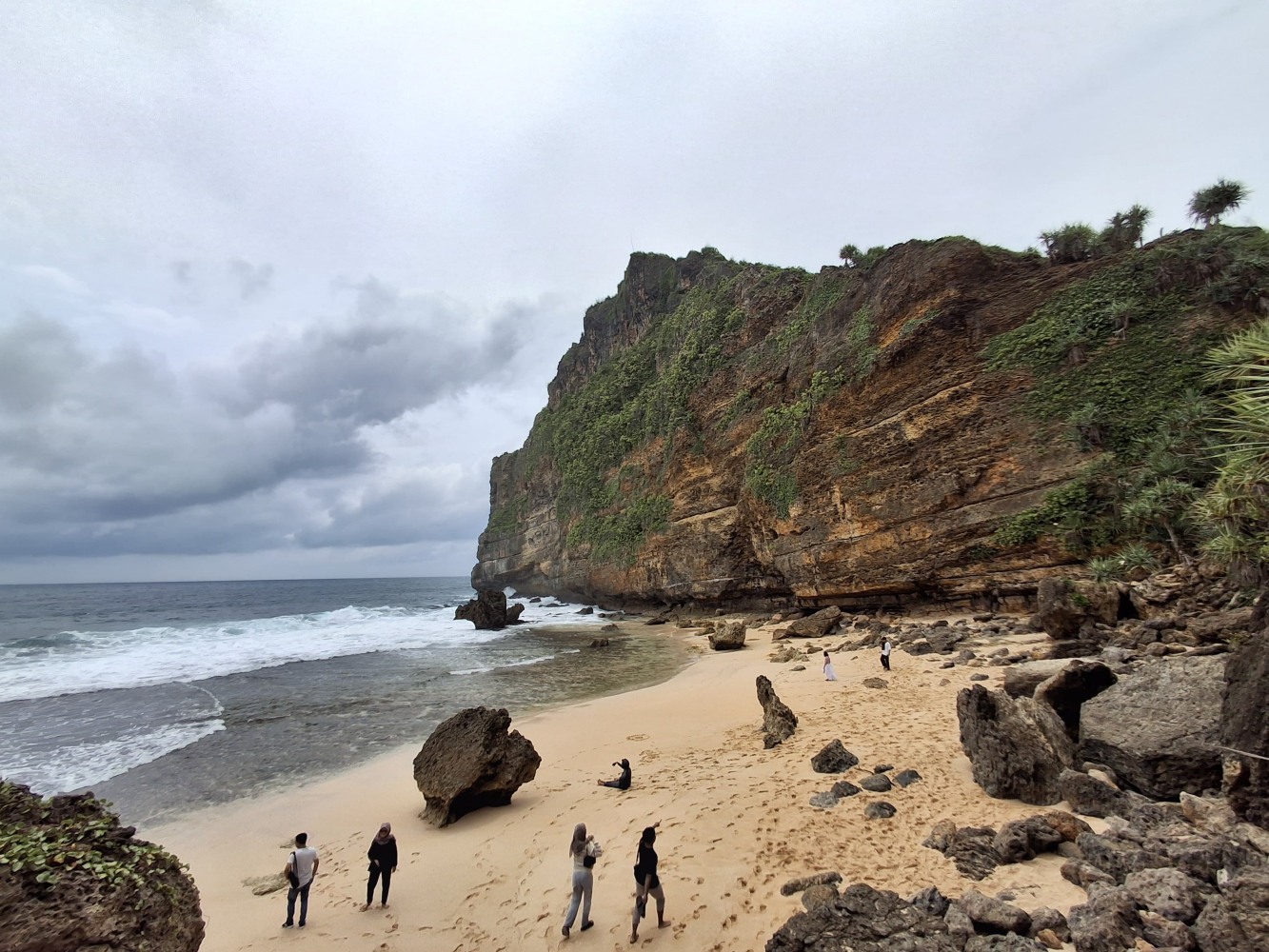 EKSOTIS: Pantai Karangpayung jadi salah satu pantai di Wonogiri yang belum banyak dikunjungi wisatawan. Salah satunya karena akses belum memadahi.