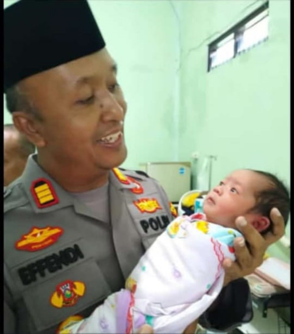Kapolsek Weru AKP Efendi Kristono menimang Aisyah, bayi malah yang dibuang orang tuanya di area persawahan di Desa Tegalsari, Kecamatan Weru, Rabu (26/3) lalu.