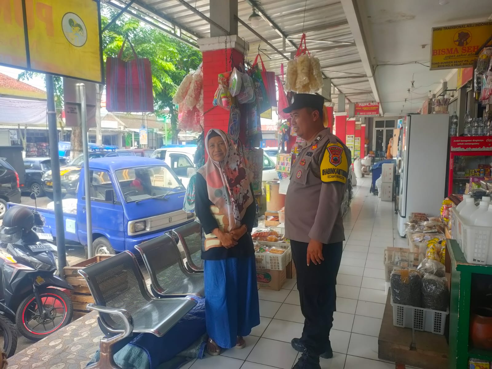 Petugas kepolisian Polres Sukoharjo melakukan sosialisasi kepada sejumlah pedagang.