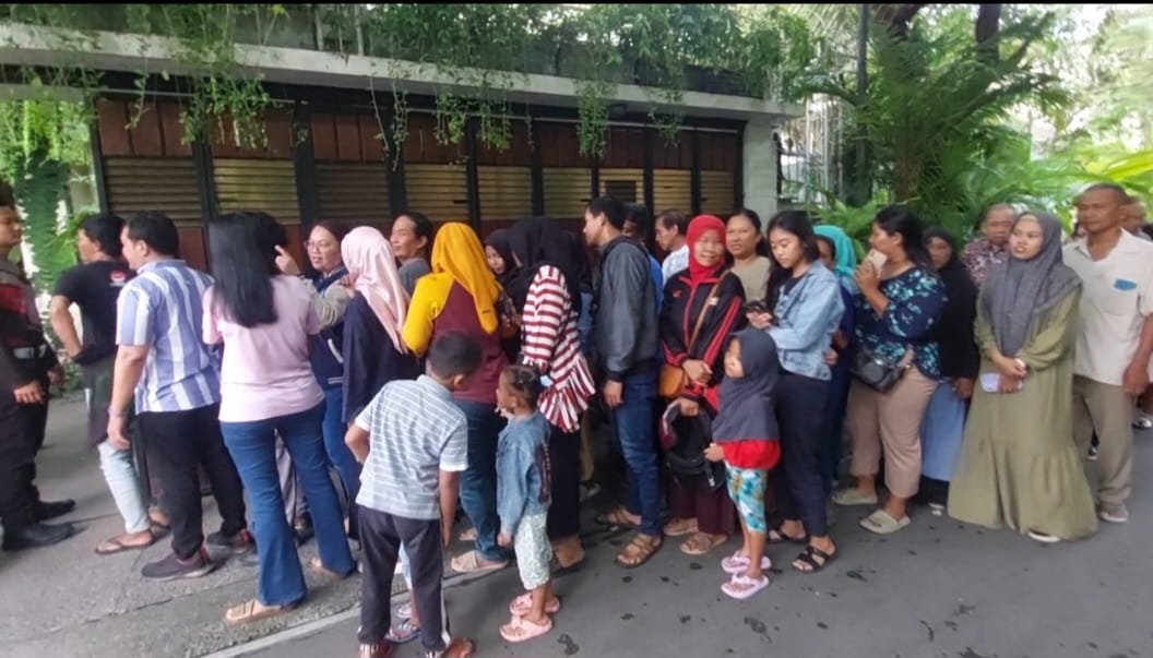 Para wisatawan yang berkunjung ke kediaman Jokowi belum lama ini.