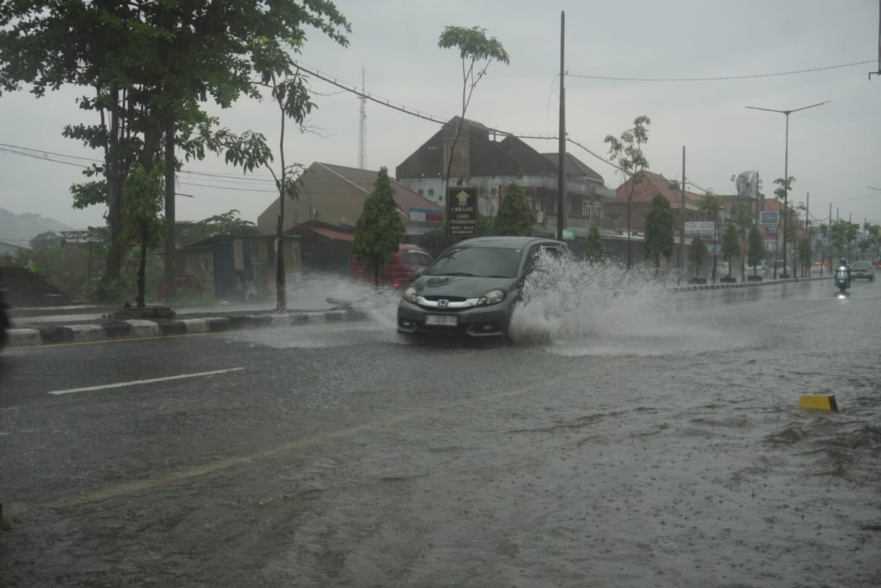 Ruas Jalan Yogya-Solo yang terendam genengan air akibat diguyur hujan deras.