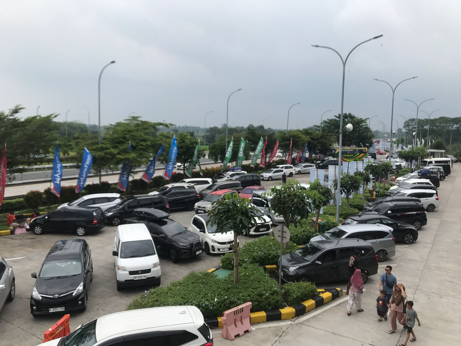 Suasana di rest area KM 487A Boyolali sangat penuh.