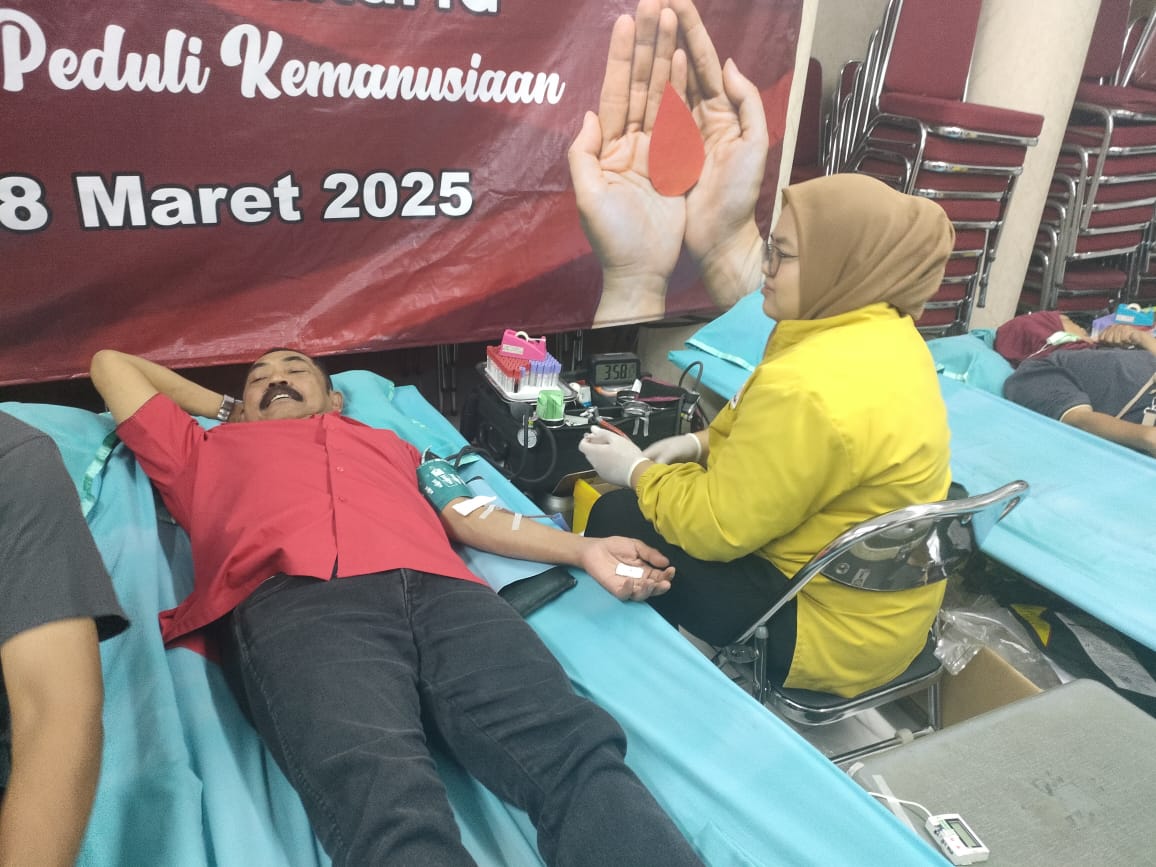 Ketua DPC PDIP Solo mengikuti aksi donor darah di Kantor DPC PDIP Solo, kawasan Brengosan, Purwosari, Jumat (28/3/2025).