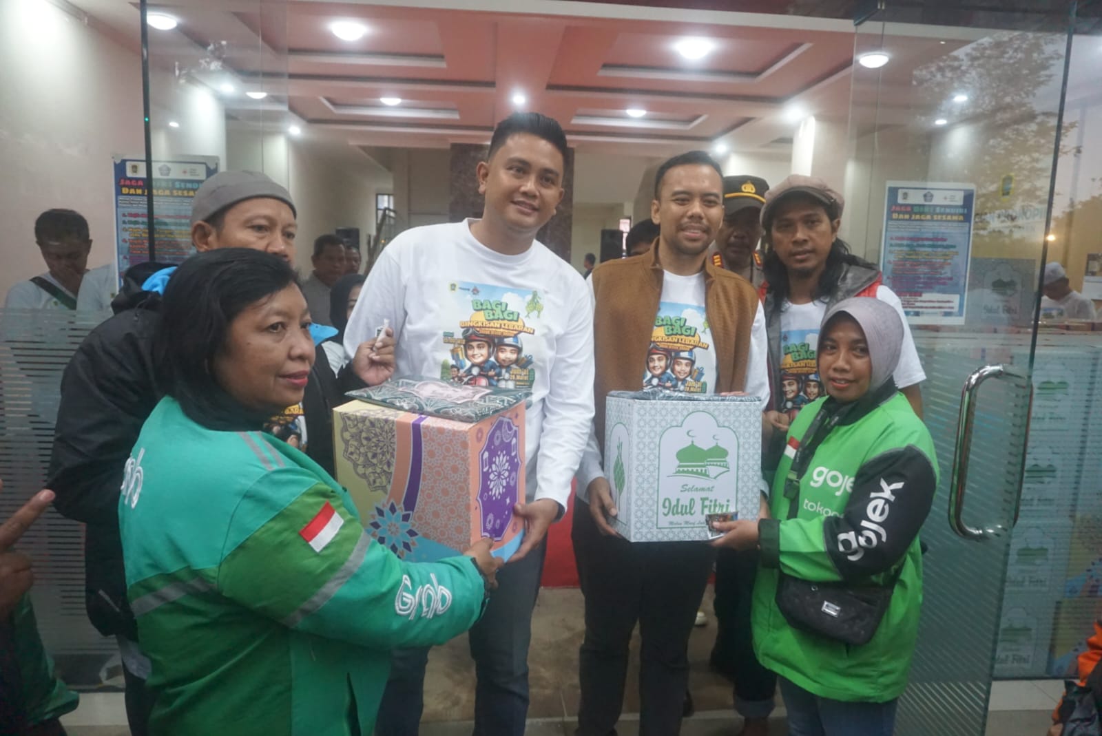 Bupati dan Wakil Bupati Klaten  membagikan bingkisan kepada pengemudi ojol di Gedung Bagian Prokopim Setda Klaten, Kompleks Kantor Pemkab Klaten.