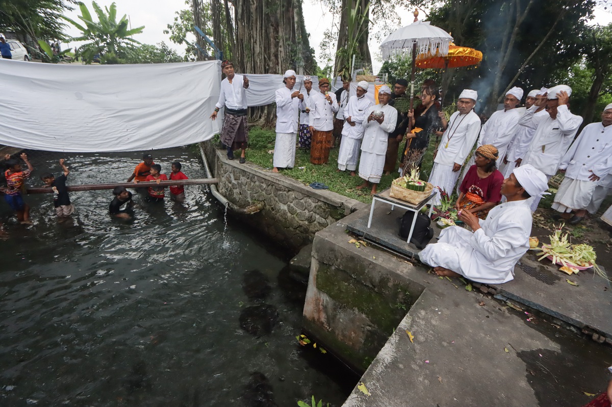 Upacara Melasti menyambut Nyepi di Umbul Geneng, Desa Ngrundul, Kecamatan Kebonarum, Klaten, Minggu (23/3/2025).