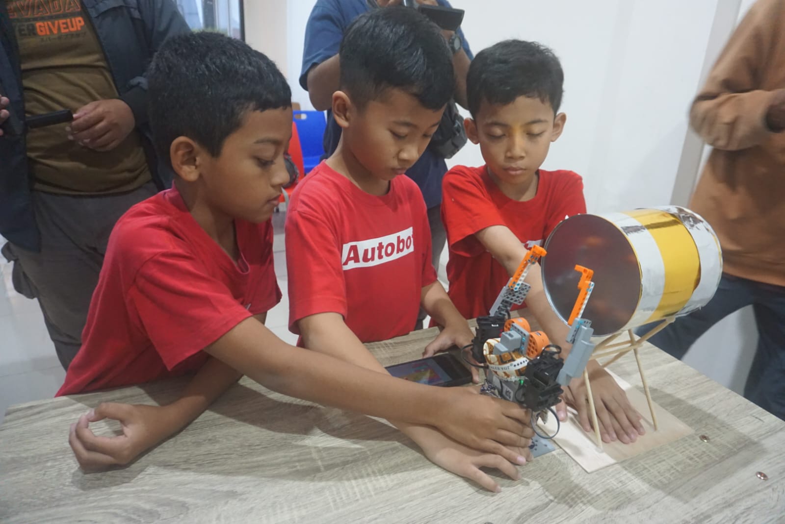 Anak-anak mengisi kegiatan ngabuburit dengan merakit robot pemukul beduk di LKP Autobot School Klaten.