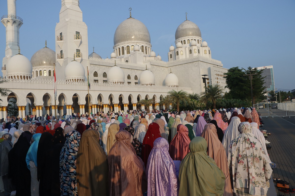 Pelaksanaan Sholat Idul Fitri di Masjid Sheikh Zayed pada Lebaran 2024.