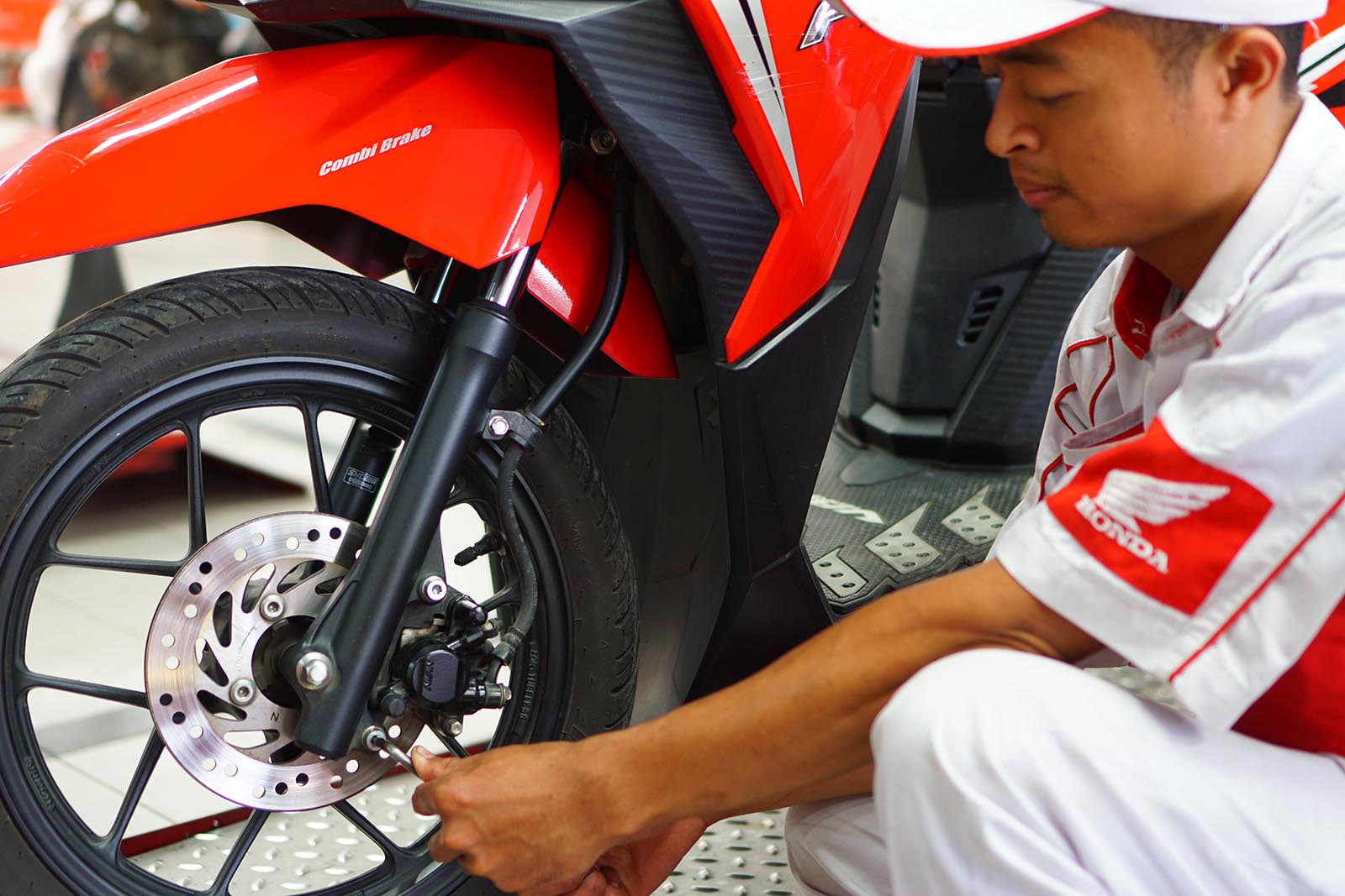 Selain dilihat secara langsung, ada gejala kampas rem motor minta diganti yang bisa dikenali