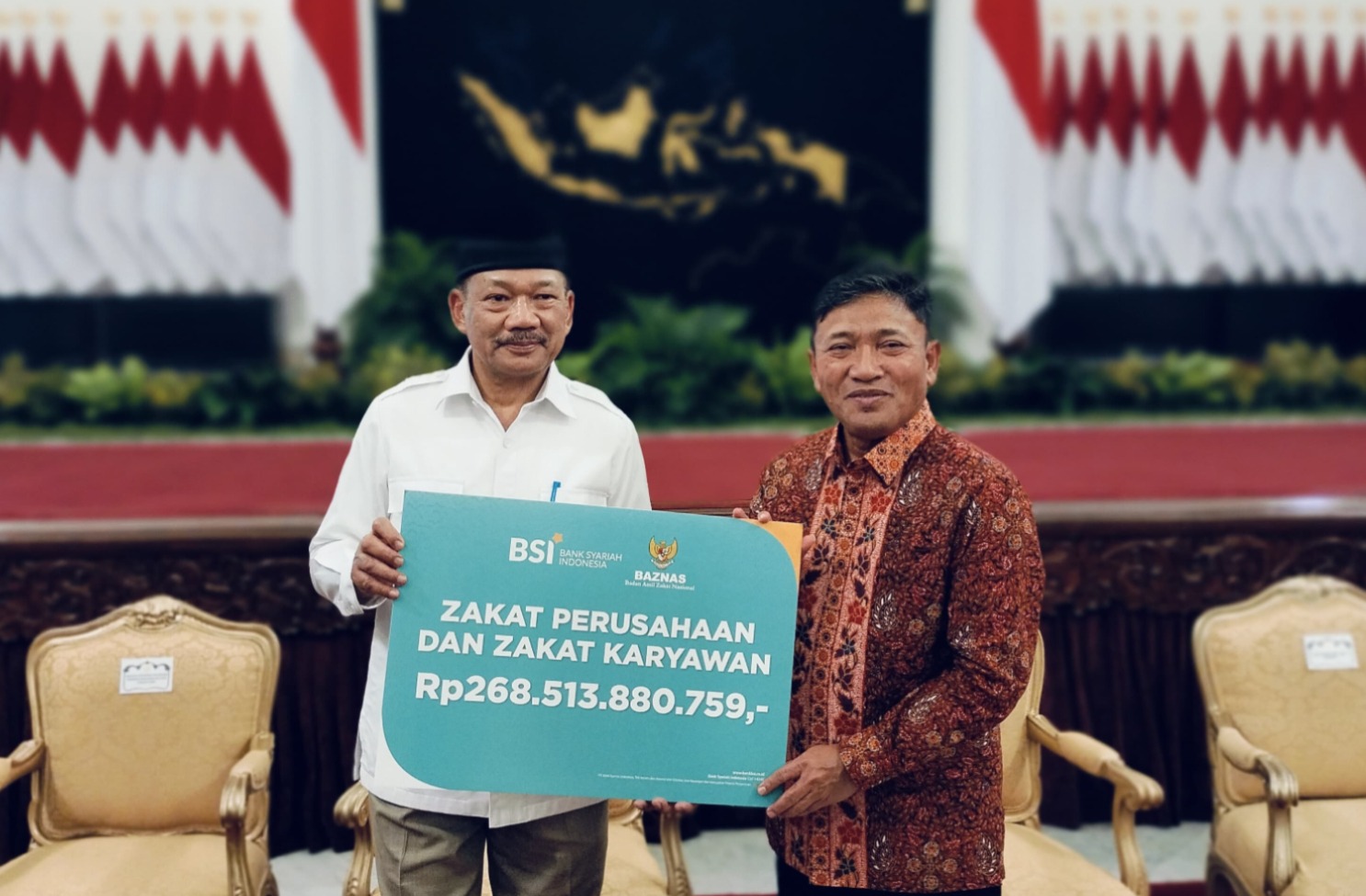 Plt Dirut PT Bank Syariah Indonesia Tbk Bob T. Ananta (kanan) serahkan zakat perusahaan BSI kepada Ketua Baznas RI Noor Achmad di Istana Negara, Jakarta, Kamis (27/3/2025).