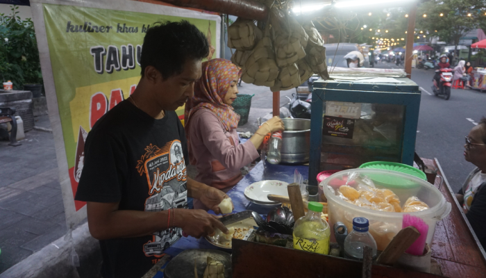 Seporsi tahu kupat Pak Tumbu yang legendaris di Jalan Bhali, Kecamatan Klaten Tengah, Klaten.