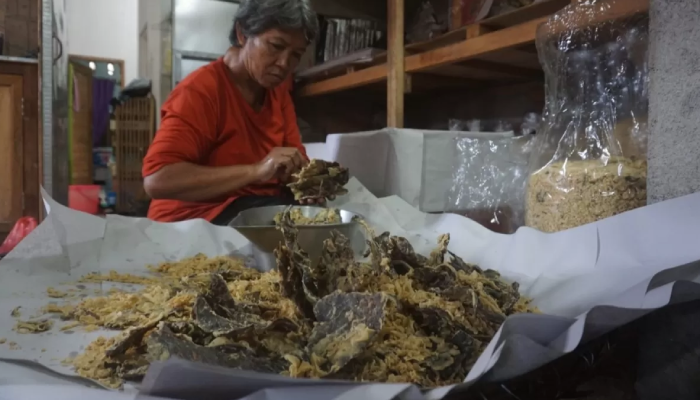 Keripik paru dari Klaten yang wajib dibawa pulang sebagai oleh-oleh.