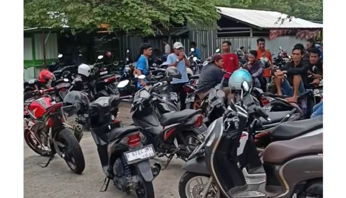 Para karyawan PT Prima Parquet Indonesia (PPI) Nglembu, Kecamatan Sambi, Boyolali menggeruduk pabrik meminta kejelasan pembayaran THR.