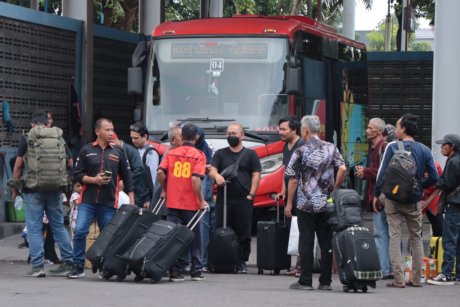 ANTRE: Para pemudik tengah menunggu pemberangkatan di Terminal Tirtonadi.