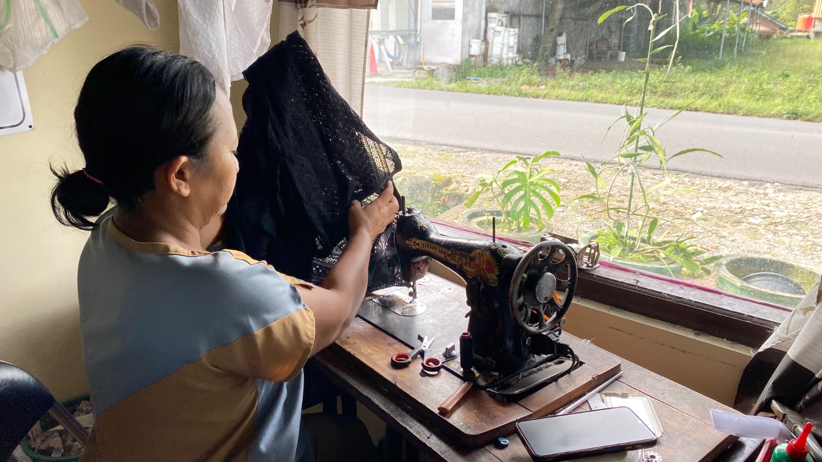 Kerja keras penjahit menjelang lebaran
