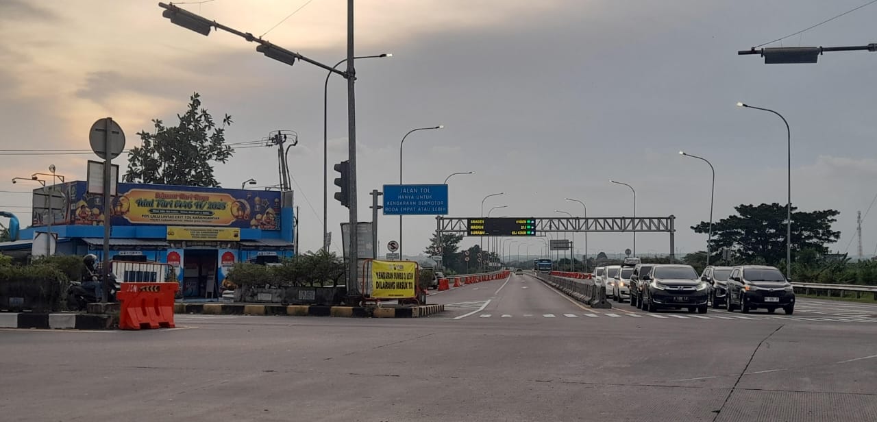 Kendaraan pribadi di exit tol Kebakkramat Karanganyar, Minggu (30/3).