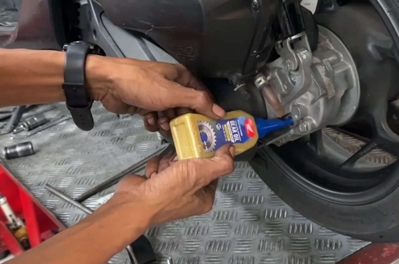 Pada motor matic,&nbsp;untuk menyalurkan tenaga mesin ke roda&nbsp;memiliki mekanisme gir, apa dampaknya kalau saat mengisi oli garddan kelebihan?