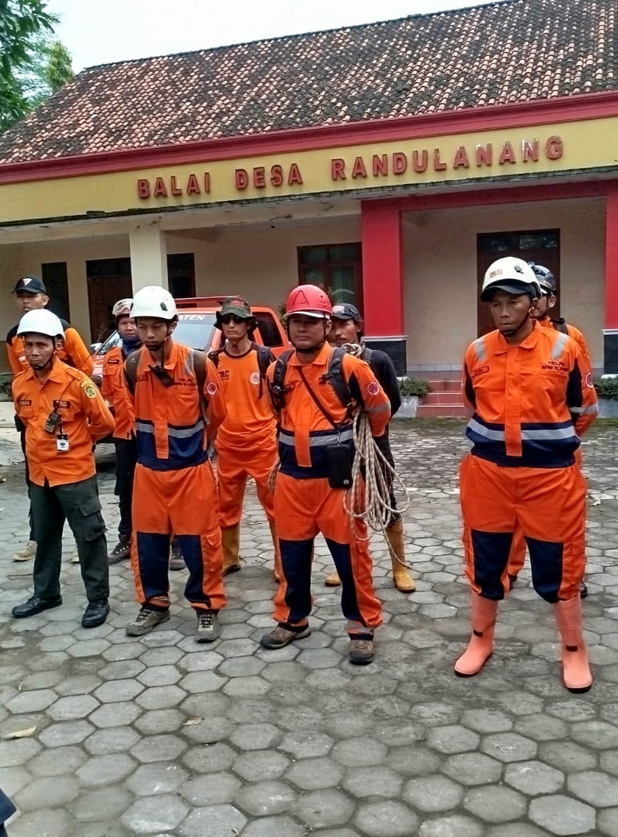 Tim gabungan saat melakukan upaya pencarian korban di Desa Randulanang, Kecamatan Jatinom, Klaten