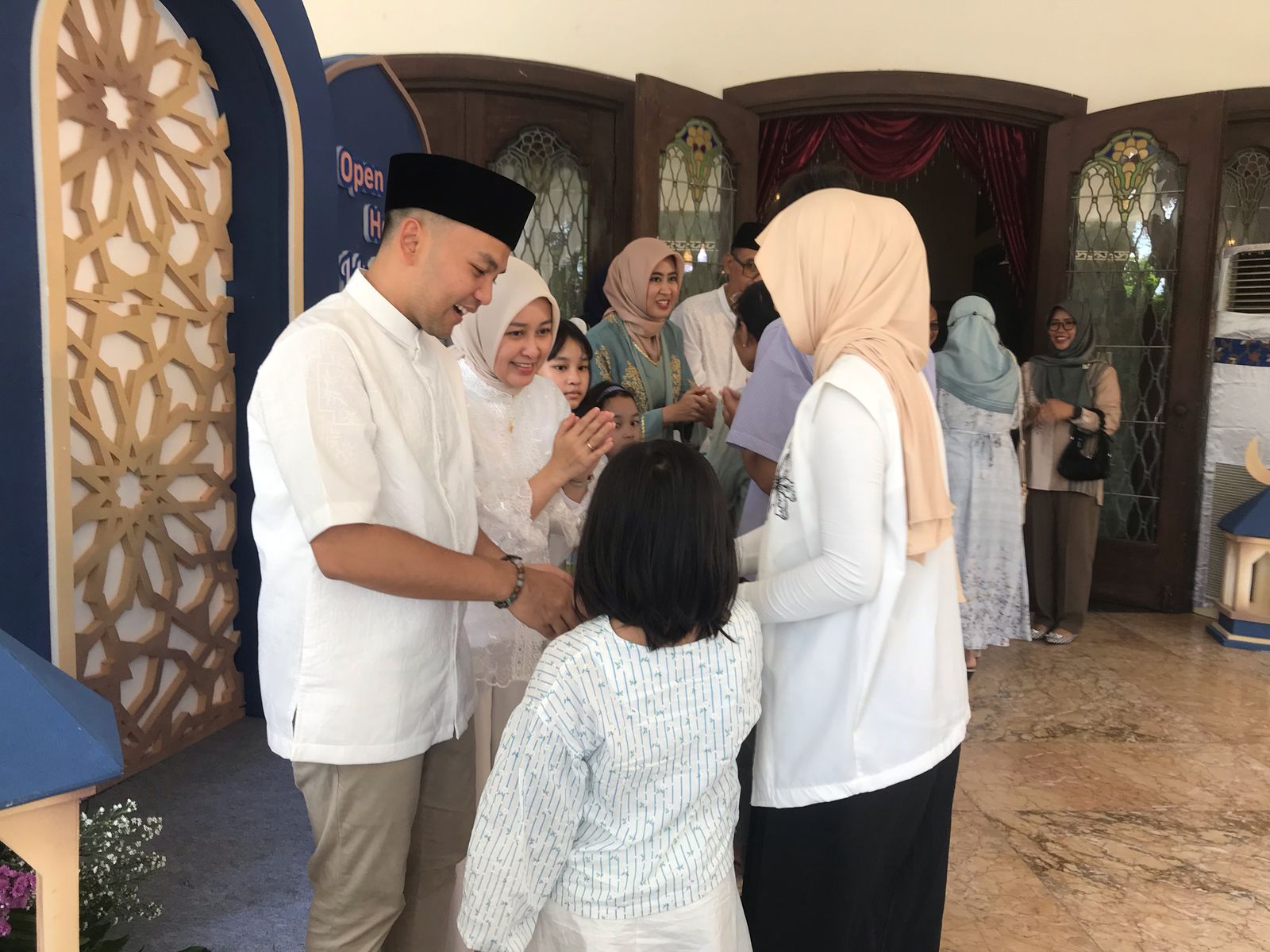Warga Solo berjabat tangan dengan Wali Kota dan Wakil Wali Kota Solo Respati Ardi - Astrid Widayani dalam open house merayakan Hari Raya Idul Fitri, Senin (31/3/2025).