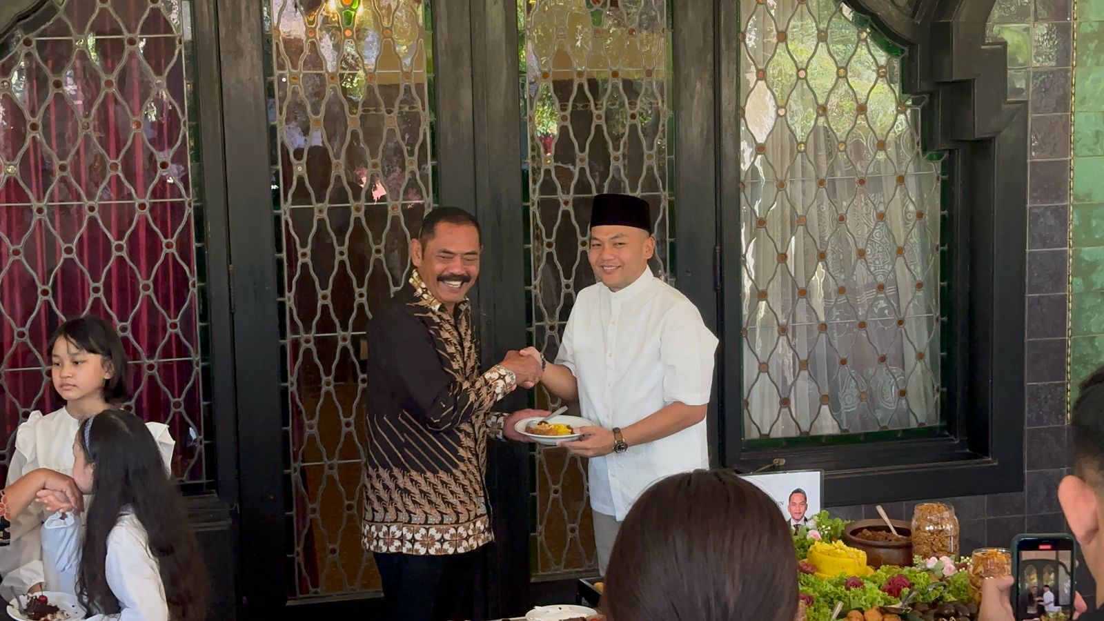 Wali Kota Solo Respati Ardi mendapat ucapan selamat ulang tahun dari Ketua DPC PDIP Kota Solo FX Hadi Rudyatmo saat open house Idul Fitri, Senin (31/3/2025).