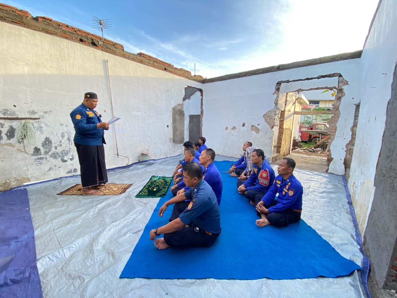 Regu 1 Damkar Sukoharjo salat Ied di Mako Damkar bagian belakang yang belum selesai direhab, Senin (31/3/2025).