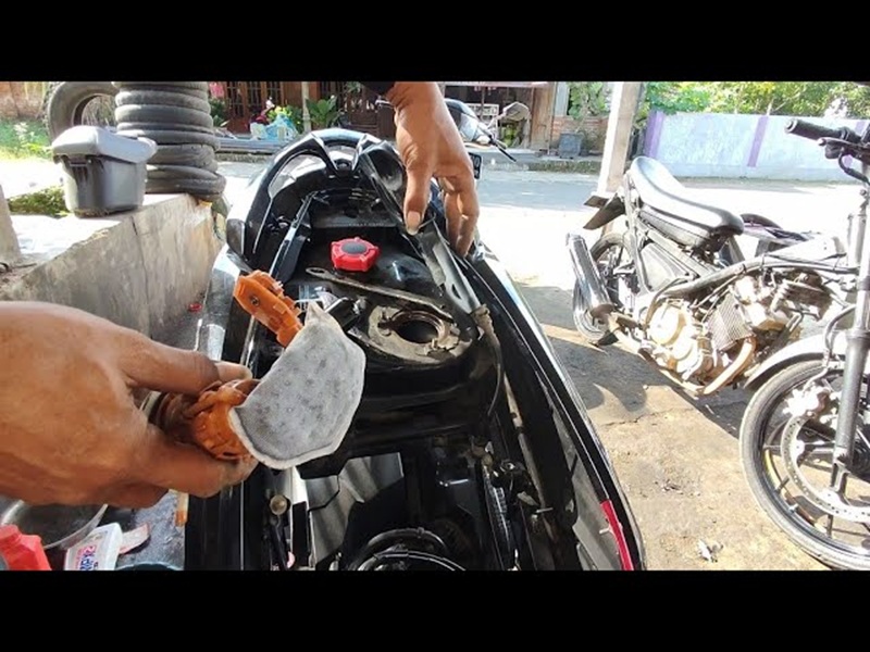 Seiring pemakaian, Filter bensin motor matic akan menjadi kotor bisa mengganggu kerja mesin secara keseluruhan