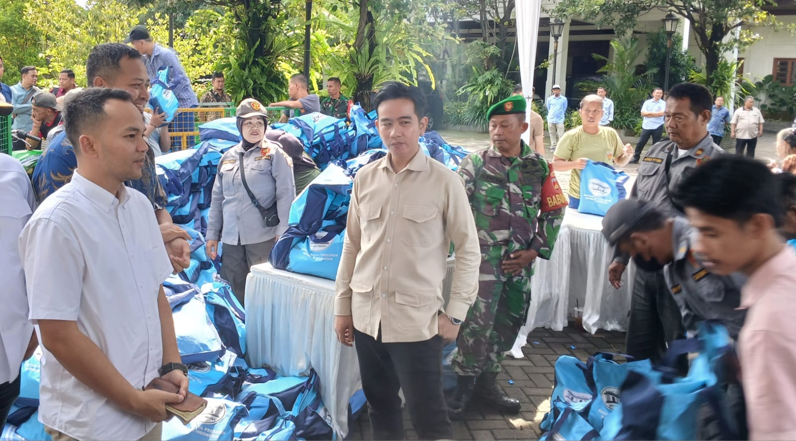 Wapres Gibran dan Walikota Solo Respati Ardi bagikan paket sembako di sela kunjungannya, Selasa (1/3).