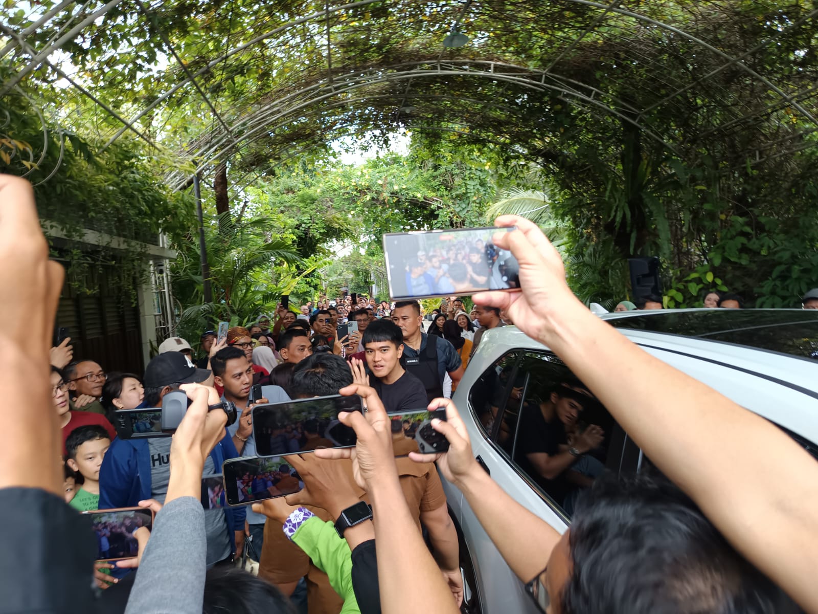 Kaesang Pangarep tiba di rumah Jokowi.
