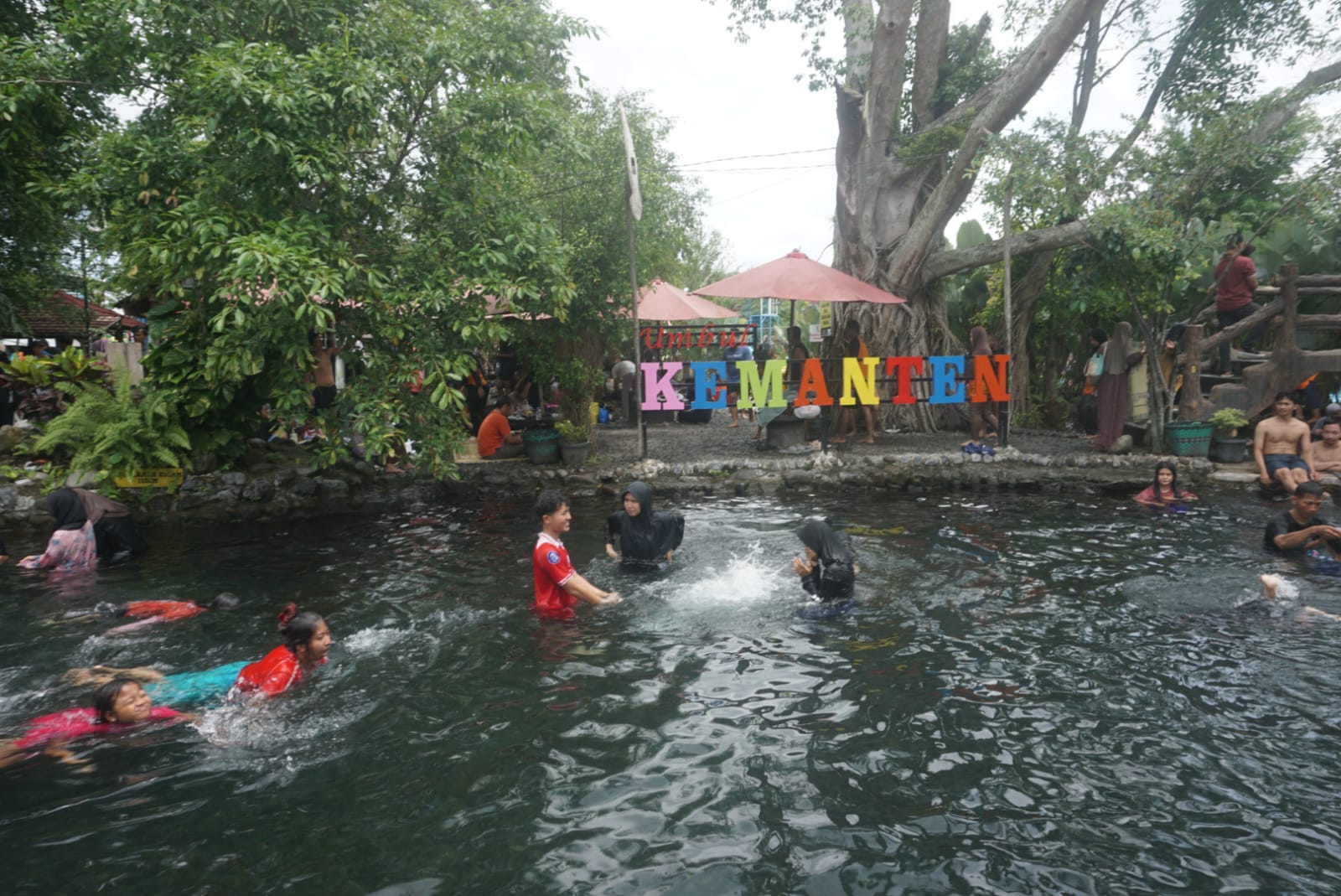 Umbul Kemanten di Desa Sidowayah, Kecamatan Polanharjo, Klaten yang ramai dikunjungi saat libur Lebaran.